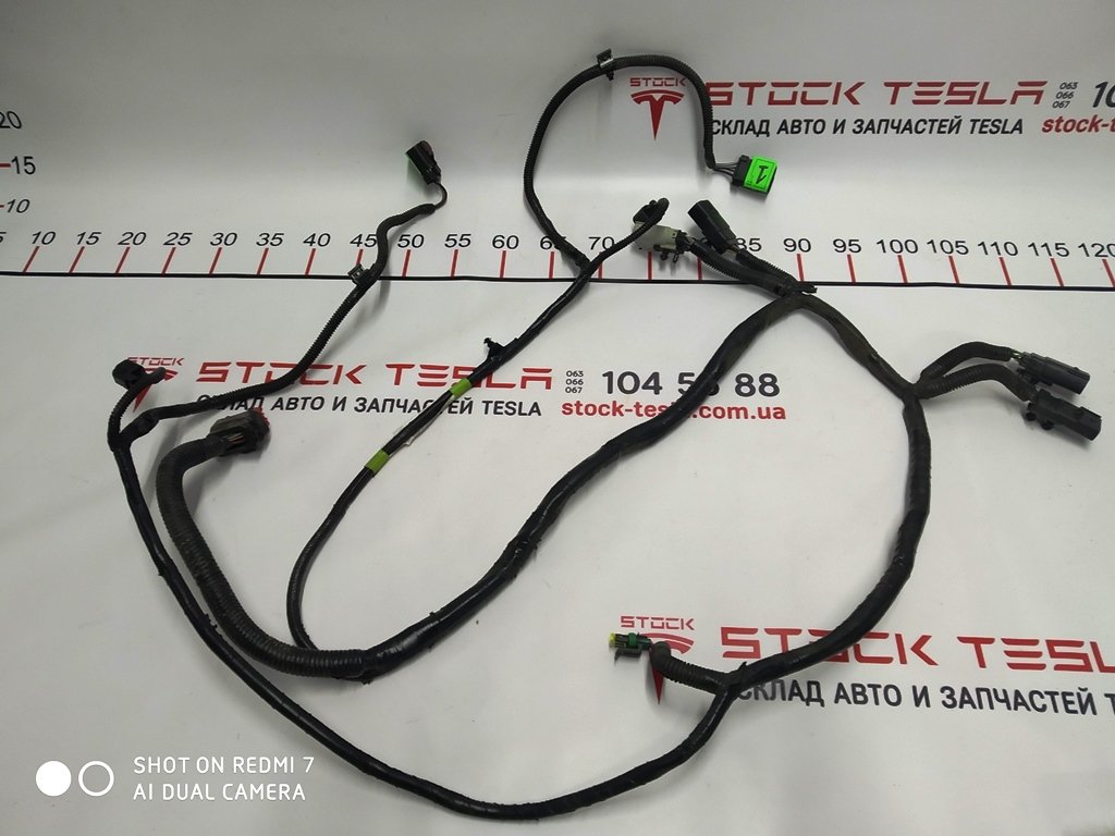 2 1004430-01-M Okablowanie tylnej ramy pomocniczej RWD dla Tesli. Ważny element popularnego amerykańskiego samochodu, zapewniający działanie elektronicznych elementów transportu. Przystosowany do montażu w samochodzie elektrycznym Tesla Model S. Okablowan